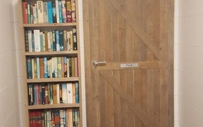 Nieuwe boekenkast vol met boeken.