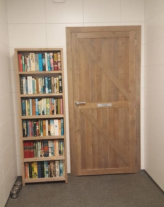 Nieuwe boekenkast vol met boeken.