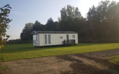 Eerste chalet geplaatst op het nieuwe chaletveld.